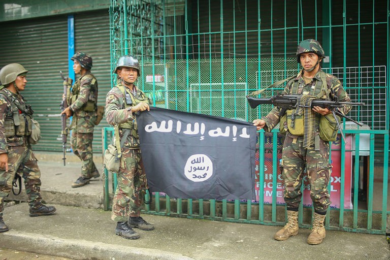 Binh sĩ Philippine với một lá cờ IS thu được trong cuộc tấn công vào 1 khu phố trung tâm Marawi - ảnh minh họa của Masdar News