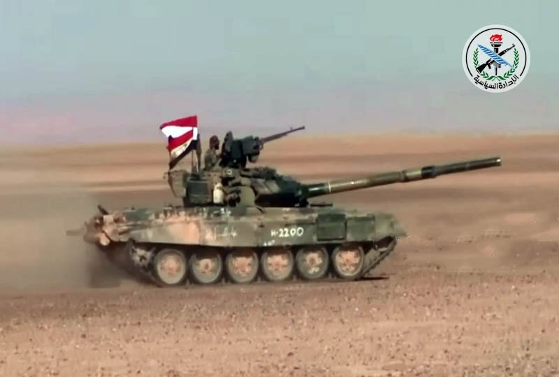 Xe tăng quân đội Syria tiến công trên vùng bán sa mạc tỉnh Hama - ảnh South Front