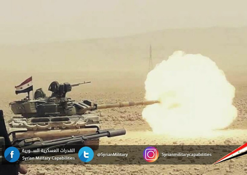Xe tăng quân đội Syria tiến công trên chiến trường Deir Ezzor