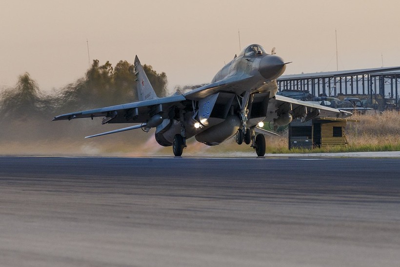 Máy bay tiêm kích đa nhiệm MiG-29SMT trên  căn cứ không quân Hmeymim - ảnh Bộ quốc phòng Nga