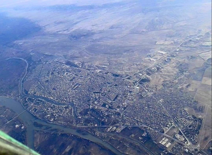 Toàn cảnh thành phố Deir Ezzor nhìn từ trên cao - cảnh quay video Ruptly