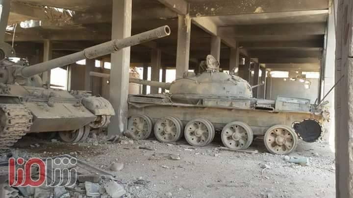 Những chiếc tăng trong khu nhà xưởng của IS - ảnh video Rultly