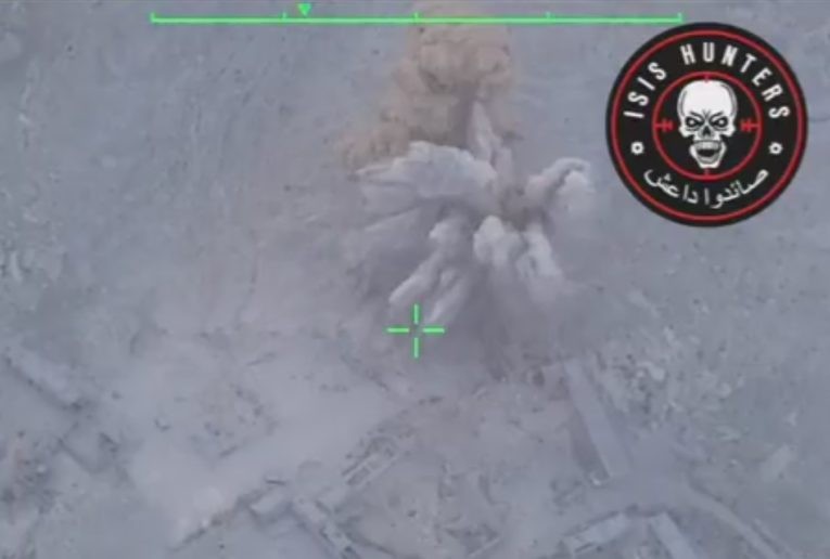 Theo yêu cầu của đơn vị Săn IS, không quân Nga không kích san phẳng 1 trung tâm chỉ huy của tổ chức khủng bố ở Deir Ezzor - ảnh video 