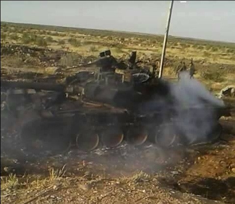 Chiếc T-90 bị hủy diệt trên chiến trường Hama - ảnh Masdar News