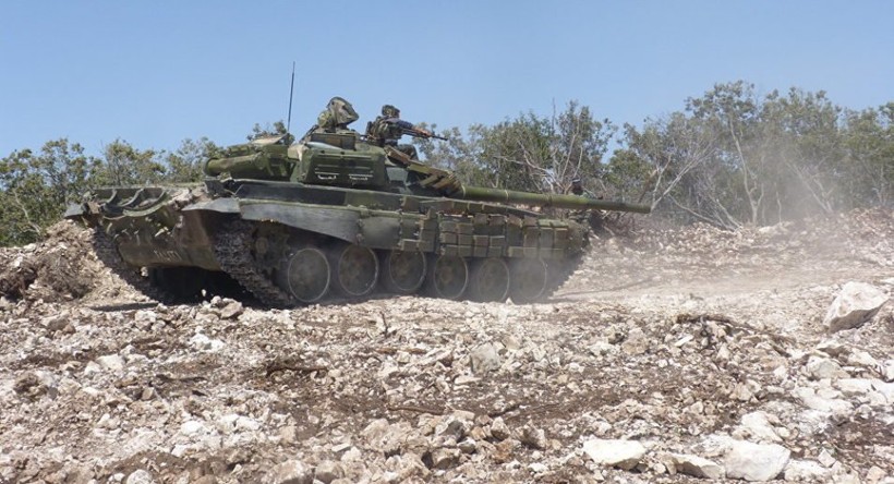 Xe tăng quân đội Syria phản công trên chiến trường Hama - ảnh Masdar News