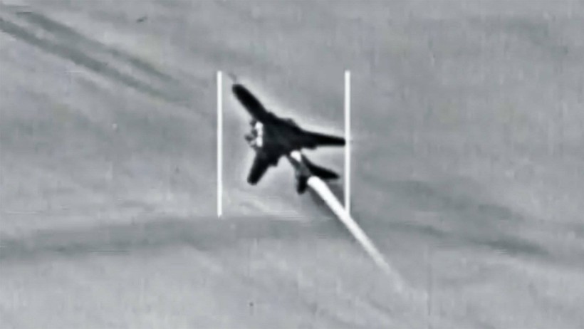 Máy bay chiến đấu Su-22 trên camera vũ khí của chiếc tiêm kích đa nhiệm F/A-18E Hải quân Mỹ trước khi bị bắn hạ - ảnh video