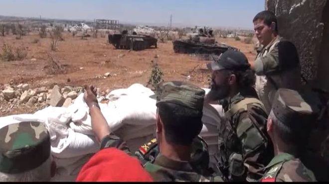 Các sĩ quan quân đội Syria trên vị trí quan sát tiền tiêu chiến trường trung tâm Homs, Hama - ảnh Masdar News