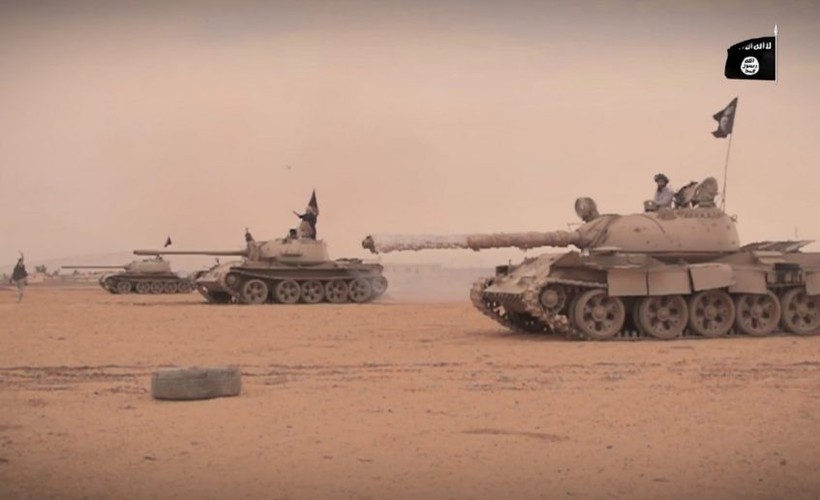 Xe tăng của IS tiến công trên chiến trường sa mạc tỉnh Homs - Deir Ezzor - ảnh minh họa Masdar News