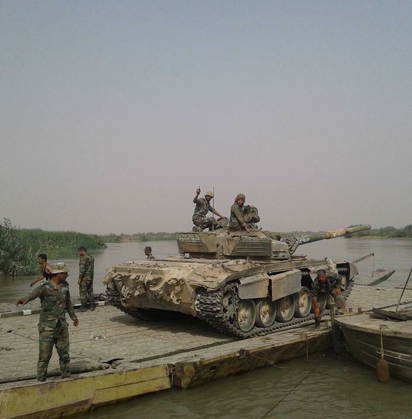 Tăng thiết giáp quân đội Syria vượt sông Euphrates - ảnh South Front