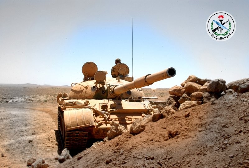Xe tăng quân đội Syria chiến đấu trên vùng sa mạc tỉnh Homs - ảnh minh họa Masdar News