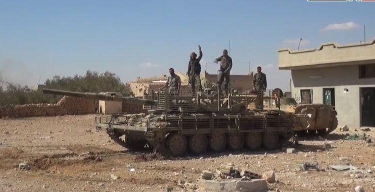 Quân đội Syria cùng xe tăng, thiết giáp trên vùng sa mạc tỉnh Hama - ảnh Muraselon