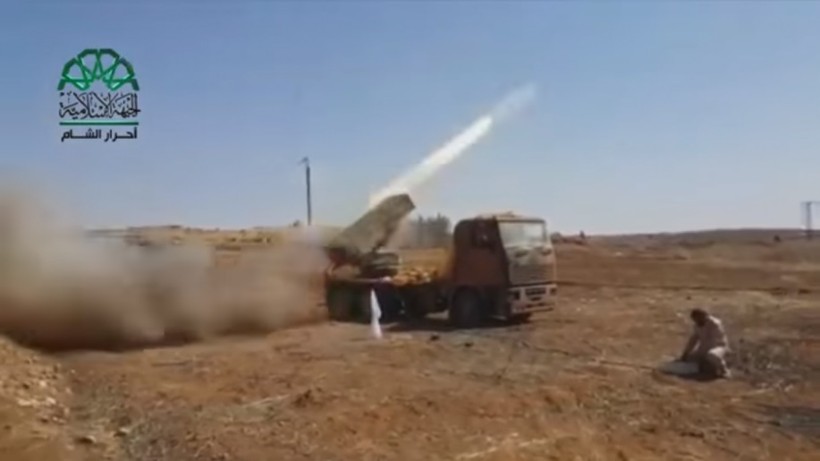 Nhóm phiến quân Ahrar Al-Sham pháo kích dữ dội sân bay quân sự Hama - ảnh video
