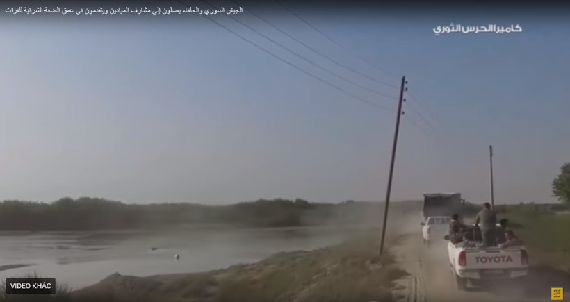 Các đơn vị sư đoàn cơ giới số 4 quân đội Syria hành quân trên bờ đông Euphrates