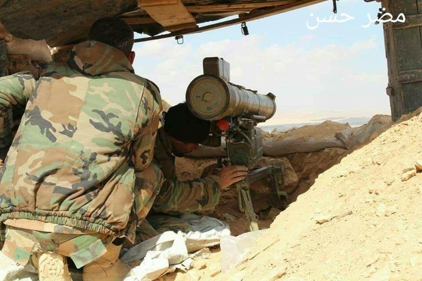 Binh sĩ quân đội Syria triển khai bao vây khống chế hỏa lực thành phố al-Qaryatayn - ảnh South Front