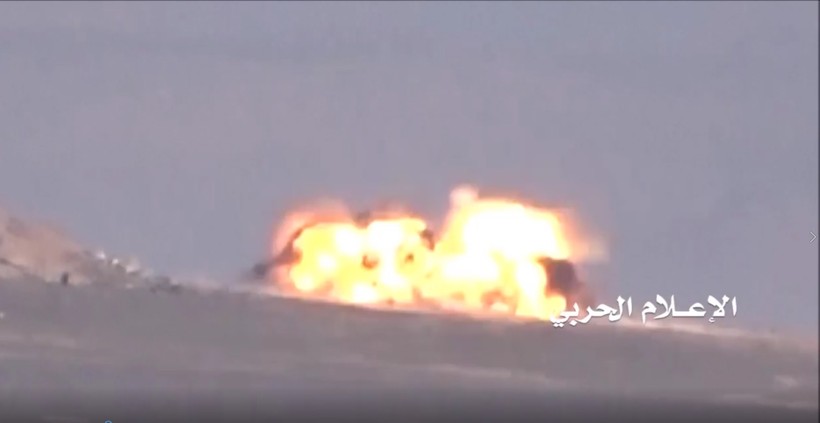 Lực lượng Houthi sử dụng tên lửa chống tăng phá hủy xe tăng của Ả rập Xê út - ảnh video truyền thông Houthi