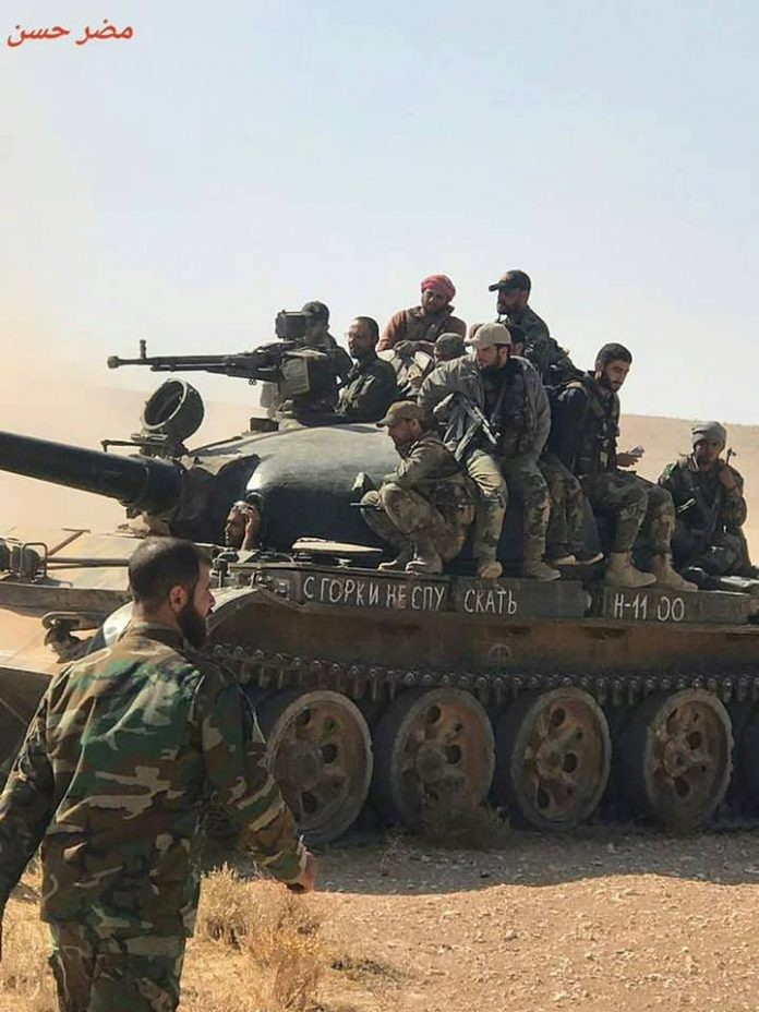 Xe tăng quân đội Syria trên chiến trường vùng sa mạc tỉnh Hama - ảnh Masdar News