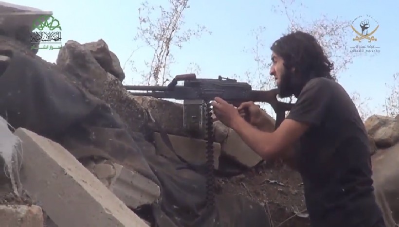 Một chiến binh thánh chiến thuộc tổ chức Ahrar Al-Sham, nhóm thánh chiến lớn thứ 2 sau FSA tấn công trên địa phận tỉnh Homs - ảnh video đối lập