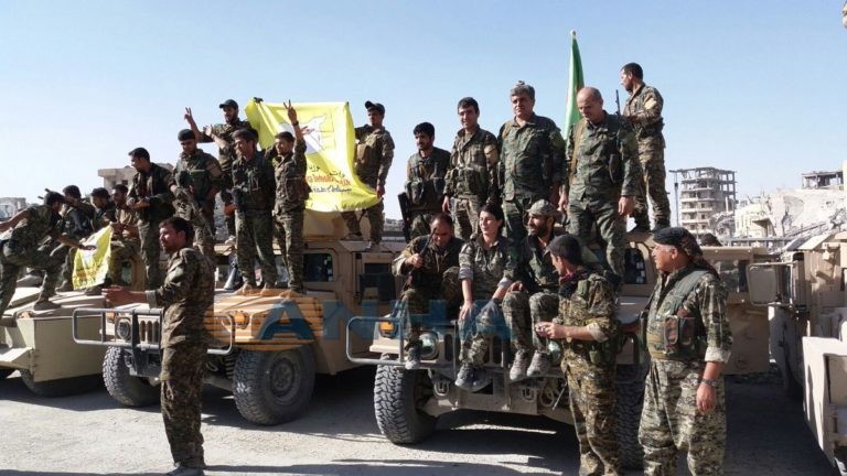 Binh sĩ lực lượng SDF, chủ công là các đơn vị bảo vệ nhân dân YPG và YPJ ăn mừng chiến thắng Raqqa - ảnh minh họa South Front