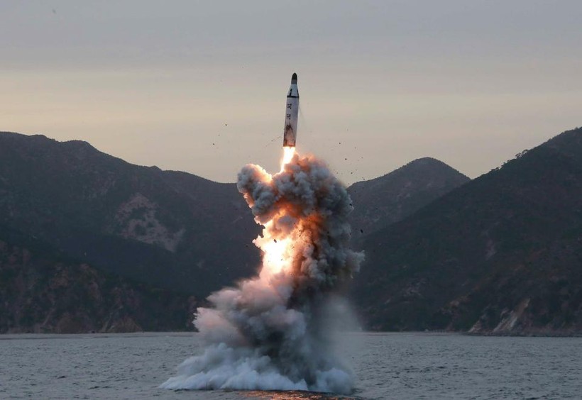 Bắc Triều Tiên phóng tên lửa thử nghiệm từ tàu ngầm - ảnh DongA Ilbo