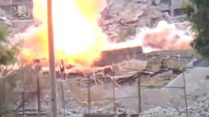 Một chiếc xe tăng của quân đội Syria trúng đạn chống tăng của phiến quân - ảnh minh họa video