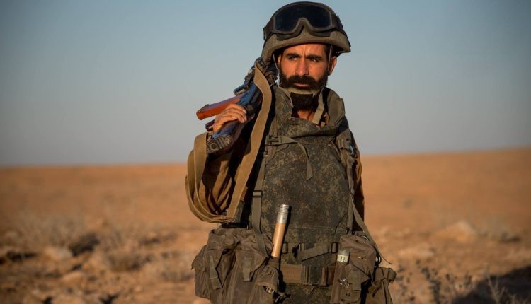 Một binh sĩ thuộc lực lượng Lá chắn Qalamoun trên chiến trường sa mạc tỉnh Homs
