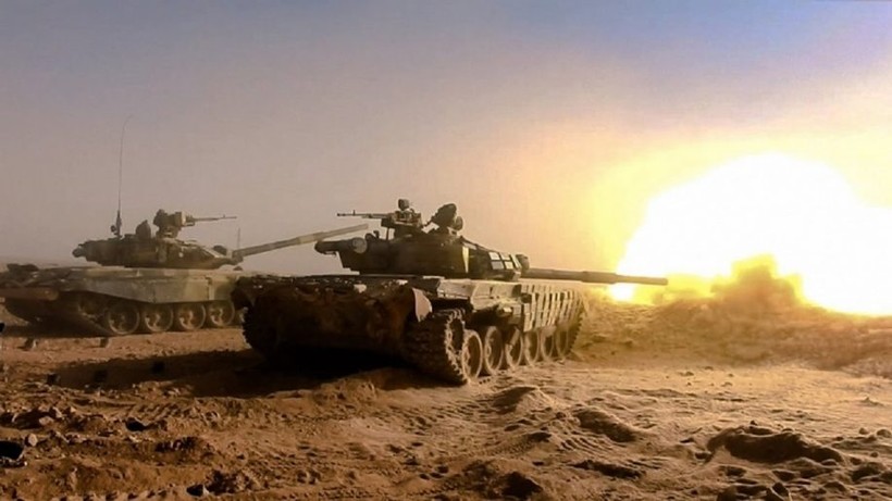 Xe tăng quân đội Syria trên chiến trường sa mạc Deir Ezzor - ảnh minh họa South Front