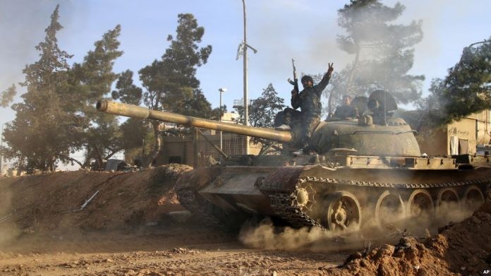 Xe tăng quân đội Syria tiến công trên chiến trường Hama - ảnh minh họa Masdar News