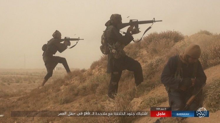 Các tay súng khủng bố IS tấn công khu mỏ dầu Omar - ảnh trang Amaq của Nhà nước Hồi giáo