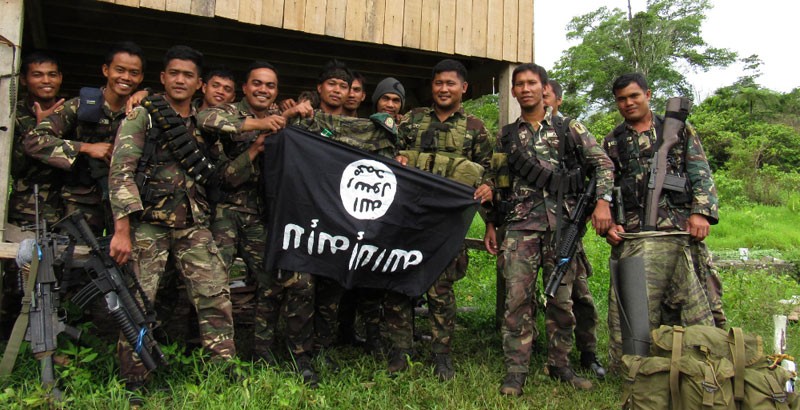 Binh sĩ Philippines với cờ của IS, quay ngược xuống dưới sau khi giải phóng hoàn toàn Marawi