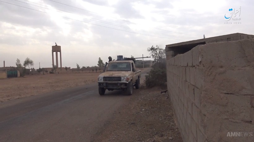 Các phần tử khủng bố IS tiếp tục phản công trên chiến trường thành phố Abu Kamal - ảnh video Amaq