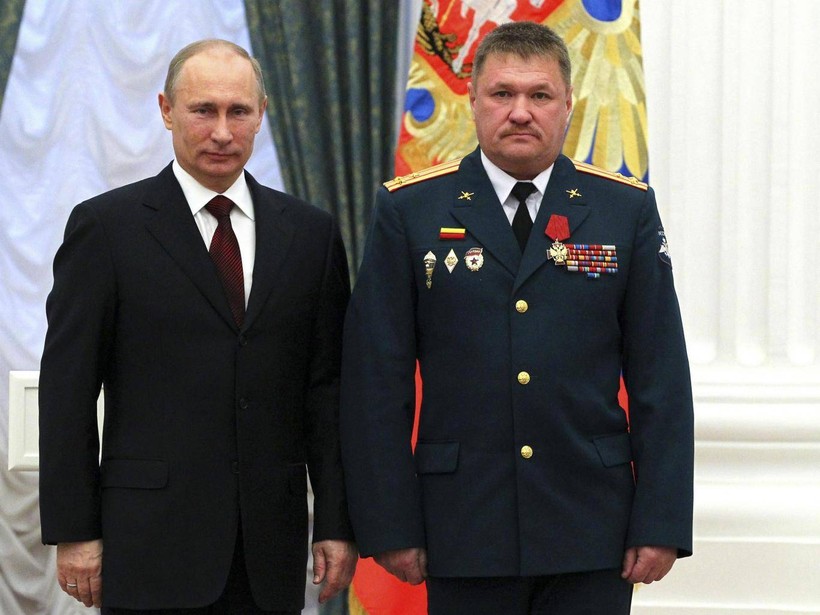 Trung tướng Valery Asapov và tổng thống Nga V.Putin - ảnh Bộ quốc phòng Nga