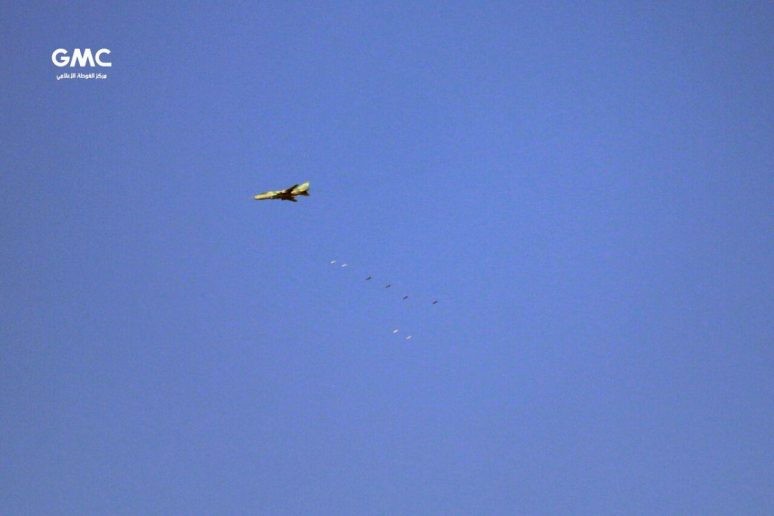 Máy bay ném bom Su-22 Syria không kích khu vực Đông Ghouta - ảnh Masdar News