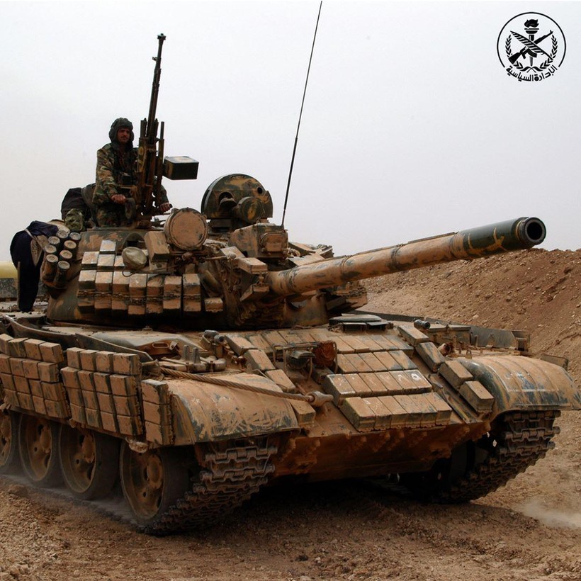 Một chiếc T-72 nâng cấp của quân đội Syria, đang hoạt động trên chiến trường Deir Ezzor