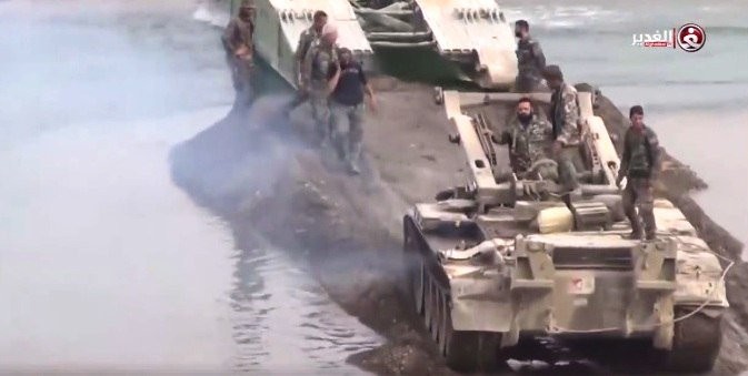 Xe thiết giáp bắc cầu MTU - 20 của quân đội Syria trên chiến trường Deir Ezzor - ảnh video minh họa truyền hình Syria
