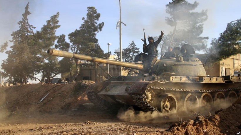 Xe tăng quân đội Syria chiến đấu trên chiến trường Aleppo - ảnh minh họa Masdar News