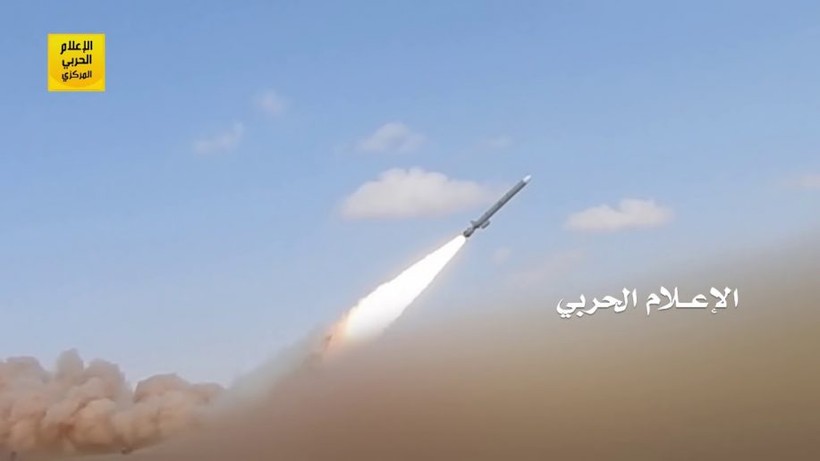 Lực lượng Houthi phóng tên lửa vào UAE - ảnh video truyền thông Hezbollah