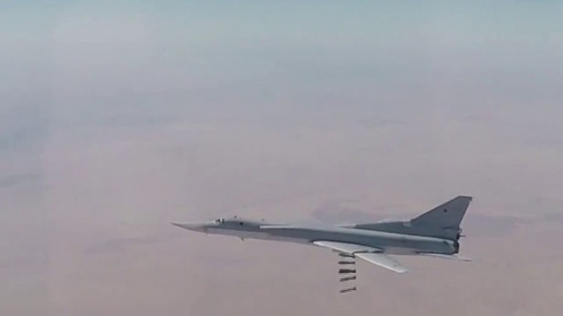 Máy bay ném bom chiến lược Tu22M3 không kích ác liệt chiến trường Deir Ezzor - ảnh minh họa video Bộ quốc phòng Nga