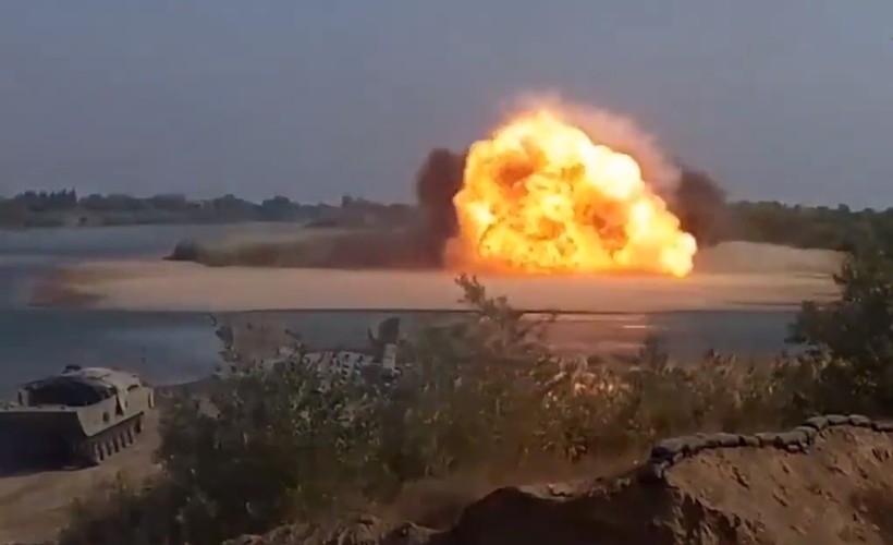 Xe quét mìn “UR-77 Metorit” tấn công IS ở đảo nhỏ trên sông Euphrates - ảnh minh họa Masdar News