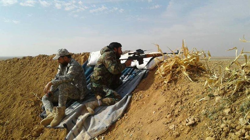 Binh sĩ lực lượng Lá chắn Qalamount trên tuyến chiến đấu phía đông bắc Hama