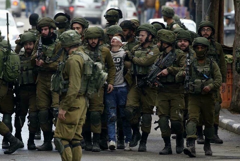 Binh sĩ Israel bắt giữ một người biểu tình trên Dải Gaza - ảnh minh họa Masdar News