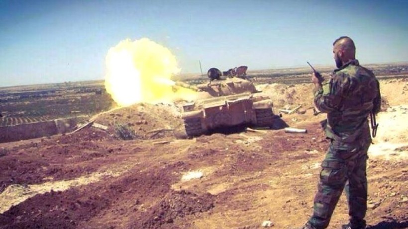 Xe tăng quân đội Syria tấn công trên chiến trường Hama - ảnh Muraselon