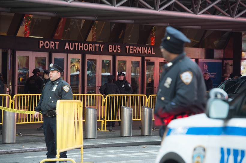 Cảnh sát Mỹ trên đường phố gần trạm xe buýt Port Authority - ảnh CNN
