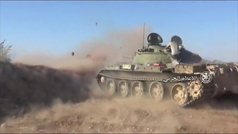 Xe tăng quân đội Syria tiến công trên chiến trường bắc Hama, ảnh minh họa Masdar News
