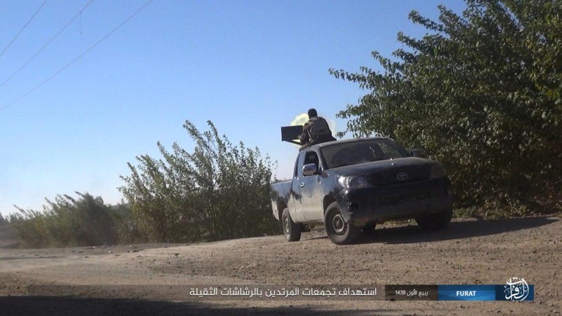 Các tay súng IS, được cho là đang tấn công trên bờ tây sông Euphrates - ảnh trang Amaq