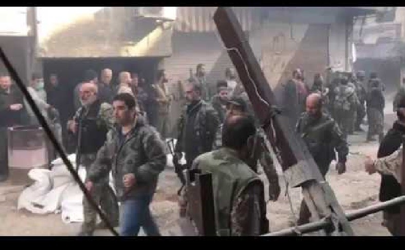 Binh sĩ lực lượng vũ trang địa phương NDF trên chiến trường trại tị nạn Yarmouk, phía nam Damascus - ảnh video