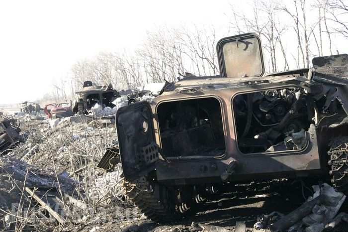 Ảnh video, xe thiết giáp quân đội Ukraina bị hủy trên chiến trường Debaltsevo - ảnh Rusvesna