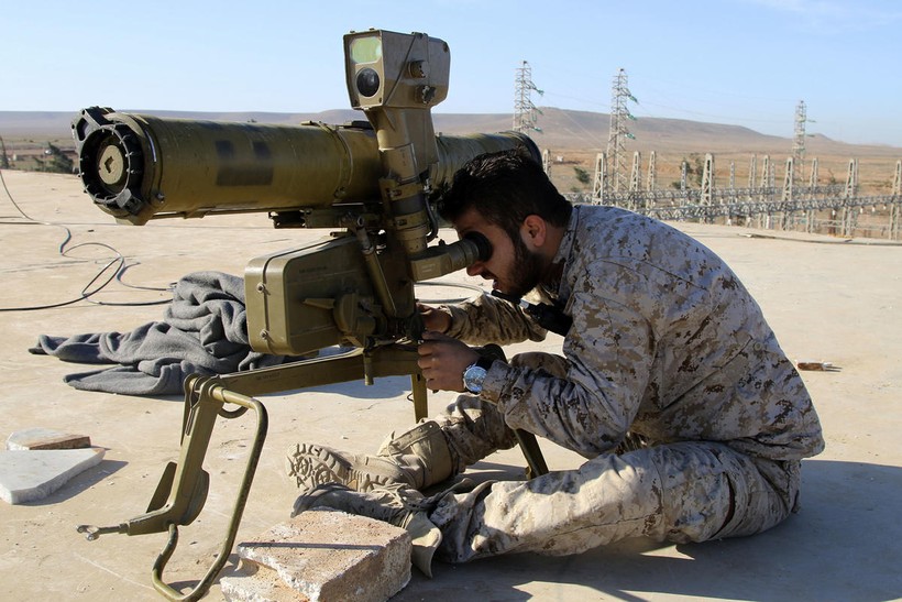 Một tay súng khủng bố IS sử dụng tên lửa chống tăng 9M113 trên chiến trường Syria - ảnh CAR