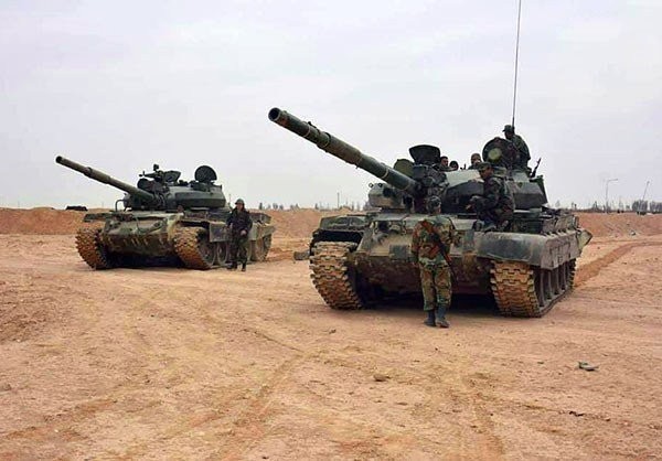 Xe tăng quân đội Syria trên chiến trường sa mạc Deir Ezzor - ảnh Masdar News