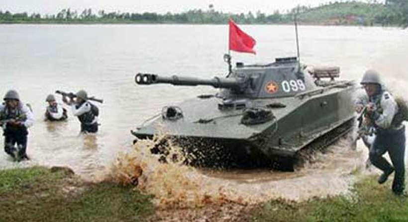 Xe tăng bơi PT-76 huấn luyện chiến đấu cùng lực lượng hải quân đánh bộ Việt Nam - ảnh QPVN