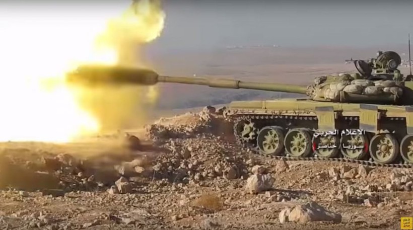 Xe tăng quân đội Syria tấn công trên chiến trường Hama - ảnh minh họa video Masdar News